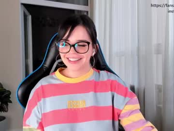 webcam girl aavee capture image #1895282