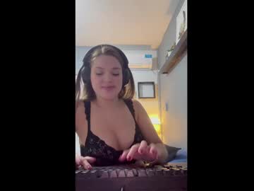webcam girl eemilyyyy19 capture image #4077997