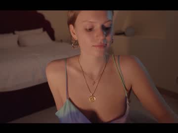 webcam girl chillwithkira capture image #1589046