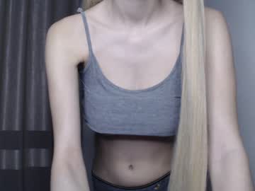 webcam girl shy_hott1e capture image #1543536
