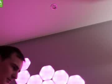 webcam girl queenieandliam capture image #1060307